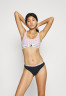 Tommy Hilfiger ESSENTIALS 3 PACK  Thong white/desert sky/primary red НАБОР ESSENTIALS 3 стринги белый/пустынное небо/основной красный