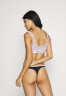 Tommy Hilfiger ESSENTIALS 3 PACK  Thong white/desert sky/primary red НАБОР ESSENTIALS 3 стринги белый/пустынное небо/основной красный