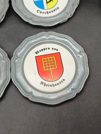 Набор тарелок винтажных DBGM "Герб Райнхайма", "Герб Буттенхайма", "Герб Филипсбурга", "Герб Кирлаха", "Герб общины Райнхаузен", "Герб города Оберхаузен", олово, 6 шт, 10 см, Германия, 1970-80гг.