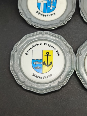 Набор тарелок винтажных DBGM "Герб Райнхайма", "Герб Буттенхайма", "Герб Филипсбурга", "Герб Кирлаха", "Герб общины Райнхаузен", "Герб города Оберхаузен", олово, 6 шт, 10 см, Германия, 1970-80гг.
