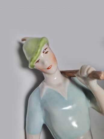 Hollohaza Porcelain Manufactory Бело-голубая фарфоровая статуэтка "Молодой человек с гусем", 22 x 10см, Венгрия, 1949г.