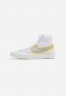 Nike Sportswear BLAZER 77 Sneaker high white/metallic sliver/university gold BLAZER 77 Высокие кроссовки женские белый/серебряный металлик/университетское золото