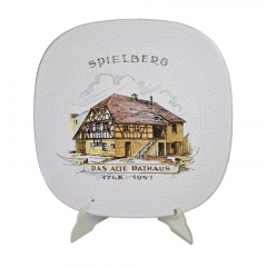 Тарелка декоративная винтажная Karlsruhe / Majolika с кракелюром &quot;Spielberg Das Alte Rathaus 1748 -1951&quot;, керамика, 30 см, Германия, 1960-70гг.