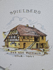 Тарелка декоративная винтажная Karlsruhe / Majolika с кракелюром &quot;Spielberg Das Alte Rathaus 1748 -1951&quot;, керамика, 30 см, Германия, 1960-70гг.