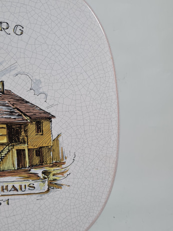 Тарелка декоративная винтажная Karlsruhe / Majolika с кракелюром "Spielberg Das Alte Rathaus 1748 -1951", керамика, 30 см, Германия, 1960-70гг.