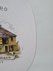 Тарелка декоративная винтажная Karlsruhe / Majolika с кракелюром &quot;Spielberg Das Alte Rathaus 1748 -1951&quot;, керамика, 30 см, Германия, 1960-70гг.