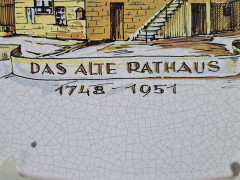 Тарелка декоративная винтажная Karlsruhe / Majolika с кракелюром &quot;Spielberg Das Alte Rathaus 1748 -1951&quot;, керамика, 30 см, Германия, 1960-70гг.