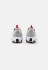 Nike Sportswear REACT ART3MIS Sneaker low grey fog/white/siren red/black REACT ART3MIS кроссовки женские низкие серый туман/белый/сирена красный/черный