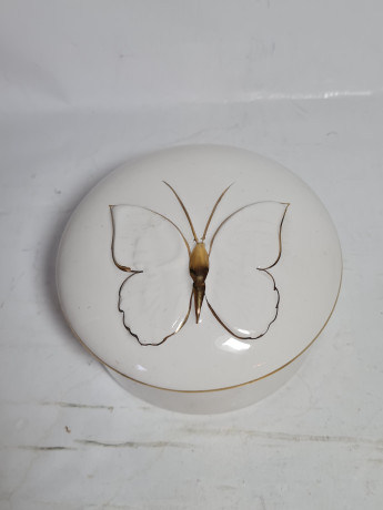 Шкатулка винтажная Pereiras с бабочкой, белая с золотым декором, фарфор, 11 x 6 см, Португалия, 1960-70гг.