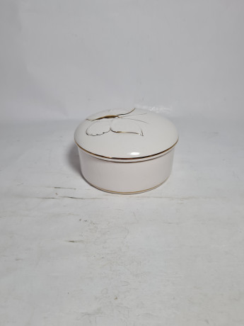 Шкатулка винтажная Pereiras с бабочкой, белая с золотым декором, фарфор, 11 x 6 см, Португалия, 1960-70гг.