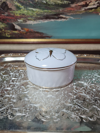 Шкатулка винтажная Pereiras с бабочкой, белая с золотым декором, фарфор, 11 x 6 см, Португалия, 1960-70гг.