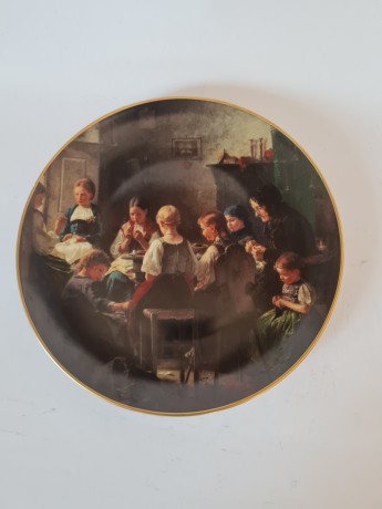 Hutschenreuther Декоратинвая тарелка "Урок вышивания" номерная 8119В, 20см, художник Vaulier, Германия, 1990г