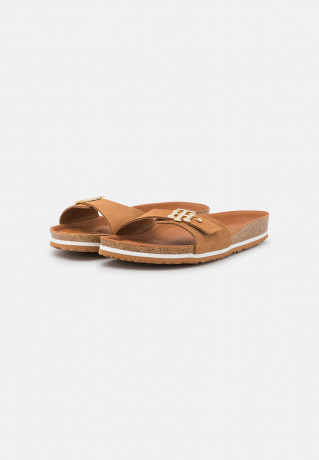 Tommy Hilfiger MOLDED FOOTBED FLAT Mules summer cognac ПЛАТФОРМА С ФОРМОВАННЫМИ СТУПИЦАМИ Мюли летний коньяк