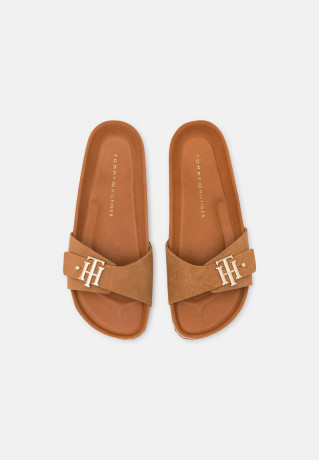 Tommy Hilfiger MOLDED FOOTBED FLAT Mules summer cognac ПЛАТФОРМА С ФОРМОВАННЫМИ СТУПИЦАМИ Мюли летний коньяк