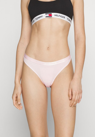 Tommy Hilfiger THONG 3 PACK Thong pink/feather white/desert sky НАБОР 3 КОМПЛЕКТА ТРЕНАЖЕЙ Стринги розовый/перо-белый/небо пустыни