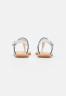 Tommy Hilfiger CORPORATE FLAT T-bar sandals ecru CORPORATE FLAT Сандалии с Т-образной перемычкой экрю