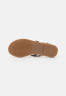 Tommy Hilfiger CORPORATE FLAT T-bar sandals ecru CORPORATE FLAT Сандалии с Т-образной перемычкой экрю
