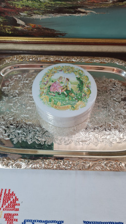 Шкатулка винтажная Wisenburg, белый фарфор с изображением влюбленной пары, 14 x 5,5 см, Германия, 1960-70гг.