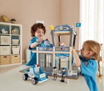 HAPE Autospieleset Polizeistation Автомобильный набор для полицейского участка