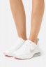 Nike Sportswear AIR MAX VERONA Sneaker low summit white/light orewood brown/fossil/light arctic pink/metallic summit white AIR MAX VERONA Низкие кроссовки женские вершина белого/светло-коричневый рудный лес/ископаемый/светло-арктический розовый/металлик в