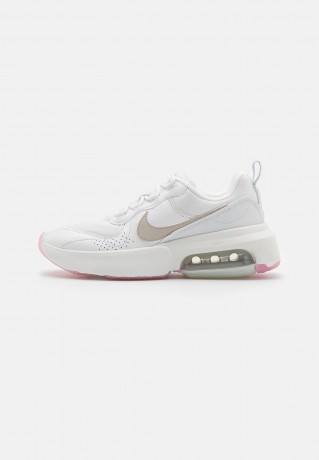 Nike Sportswear AIR MAX VERONA Sneaker low summit white/light orewood brown/fossil/light arctic pink/metallic summit white AIR MAX VERONA Низкие кроссовки женские вершина белого/светло-коричневый рудный лес/ископаемый/светло-арктический розовый/металлик в