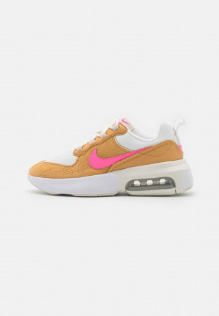 Nike Sportswear AIR MAX VERONA Sneaker low sail/electro orange/twine/white AIR MAX VERONA Низкие кроссовки женские парус/электро оранжевый/шпагат/белый