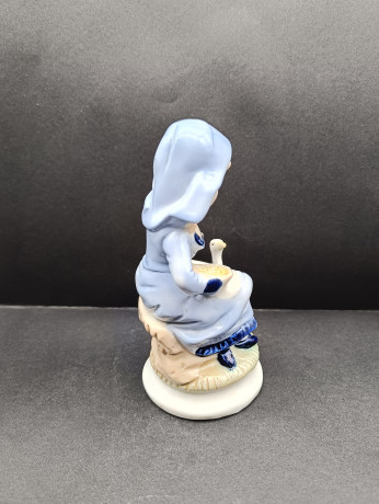 Статуэтка винтажная Goebel "Девочка с гусем", фарфор, 18 х 9 см, Германия, 1960-70гг.