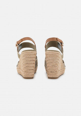 Tommy Hilfiger HIGH WEDGE  Wedge sandals woodridge HIGH WEDGE Сандалии на танкетке Вудридж