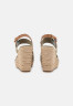 Tommy Hilfiger HIGH WEDGE  Wedge sandals woodridge HIGH WEDGE Сандалии на танкетке Вудридж