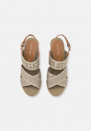 Tommy Hilfiger HIGH WEDGE  Wedge sandals woodridge HIGH WEDGE Сандалии на танкетке Вудридж