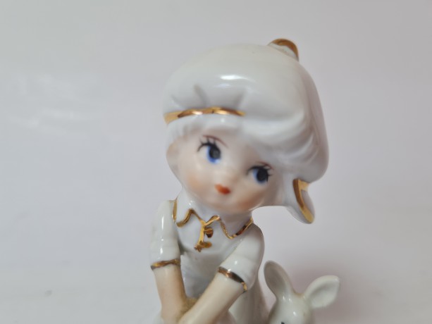 Peach Elegance Фарфоровая статуэтка с позолотой "Мальчик в белой кепке с лейкой и кроликом", ручная роспись, 8см x 5см, Тайвань, 1960-70гг.