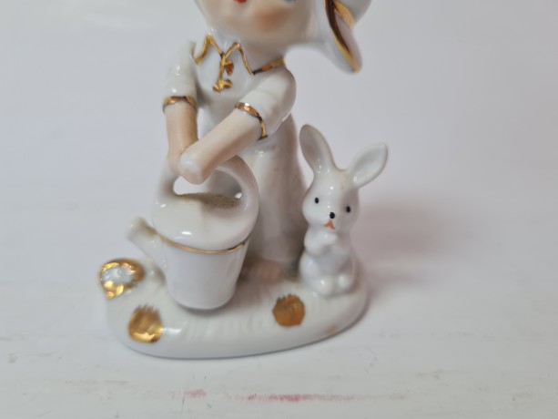 Peach Elegance Фарфоровая статуэтка с позолотой "Мальчик в белой кепке с лейкой и кроликом", ручная роспись, 8см x 5см, Тайвань, 1960-70гг.
