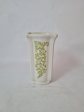 Ваза винтажная Schmelz Saarland, белая керамическая ваза с цветочным орнаментом из разноцветных листочков, 10,5 x 9 x 19,5 см, Германия, 1960-70гг.