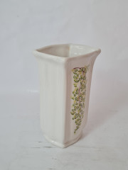 Ваза винтажная Schmelz Saarland, белая керамическая ваза с цветочным орнаментом из разноцветных листочков, 10,5 x 9 x 19,5 см, Германия, 1960-70гг.