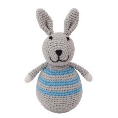 SindiBaba® Baby-Stehaufmannchen Hase BOBBY gehakelt mit Glockchen Зайчик БОББИ связанный крючком с колокольчиком
