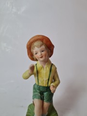 Goebel Статуэтка &quot;Мальчик на пенечке&quot;, 14см х 6см, Германия, 1960-70гг.