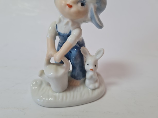Peach Elegance Фарфоровая статуэтка с позолотой "Мальчик в синей кепке с лейкой и кроликом", ручная роспись, 8см x 5см, Тайвань, 1960-70гг.