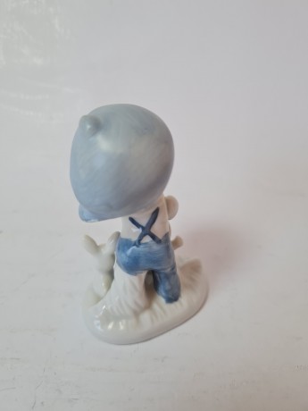 Peach Elegance Фарфоровая статуэтка с позолотой "Мальчик в синей кепке с лейкой и кроликом", ручная роспись, 8см x 5см, Тайвань, 1960-70гг.