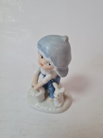 Peach Elegance Фарфоровая статуэтка с позолотой "Мальчик в синей кепке с лейкой и кроликом", ручная роспись, 8см x 5см, Тайвань, 1960-70гг.