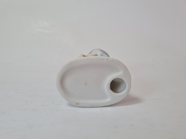 Peach Elegance Фарфоровая статуэтка с позолотой "Мальчик в синей кепке с лейкой и кроликом", ручная роспись, 8см x 5см, Тайвань, 1960-70гг.