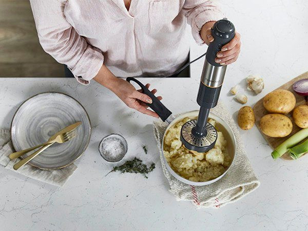 KENWOOD KENWOOD Stabmixer HBM60.307GY Triblade XL+, 1000 W, inkl. Zerkleinerer, Kartoffelstampfer, Messbecher und Schneebesen  Ручной блендер KENWOOD HBM60.307GY Triblade XL+, 1000 Вт, включая измельчитель, толкушку для картофеля, мерную чашку и венчик