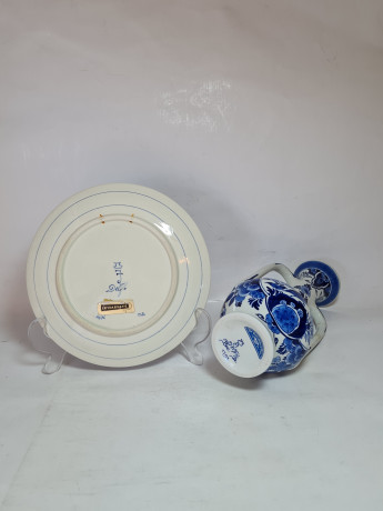 Набор винтажный Delft: ваза в форме амфоры и тарелка, фарфор, 22,5 x 10 см, 18,5 x 2 см, Нидерланды, 1960-70гг.