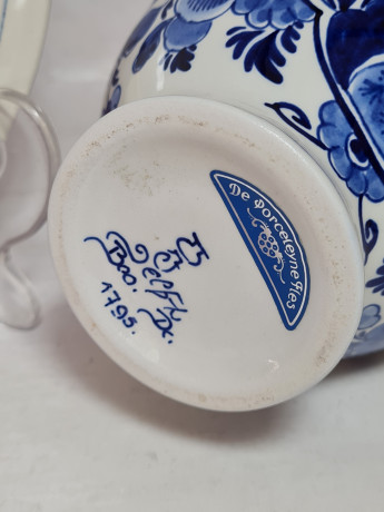 Набор винтажный Delft: ваза в форме амфоры и тарелка, фарфор, 22,5 x 10 см, 18,5 x 2 см, Нидерланды, 1960-70гг.