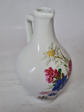 Ваза винтажная Altenkunststadt Bavaria, белый фарфор с ярким цветочным рисунком, 17,5 x 9 см, Германия, 1960-70гг.