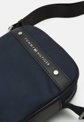 Tommy Hilfiger CENTRAL REPREVE MINI REPORTER UNISEX Across body bag space blue CENTRAL REPREVE MINI REPORTER UNISEX Сумка через плечо космический синий