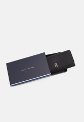 Tommy Hilfiger EMBLEM LARGE FLAP WALLET Wallet black КОШЕЛЕК С БОЛЬШИМ КЛАПАНОМ С ЭМБЛЕМОЙ Бумажник черный