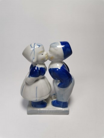 Delft Делфтский фарфор Коллекционная статуэтка "Целующиеся мальчик и девочка", 13см х 7см х 4см