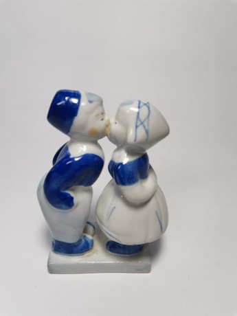 Delft Делфтский фарфор Коллекционная статуэтка "Целующиеся мальчик и девочка", 13см х 7см х 4см