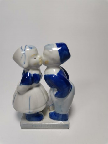 Delft Делфтский фарфор Коллекционная статуэтка "Целующиеся мальчик и девочка", 13см х 7см х 4см