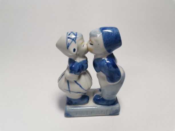 Delft Делфтский фарфор Коллекционная статуэтка "Целующиеся мальчик и девочка", 10см х 6см х 4см